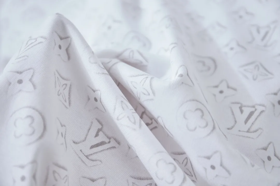 🅿️190 1V 25SS early spring new style Short sleeves with all-over presbyopic letters Light luxury Essential item for daily commuting for men and women Correct version Welcome to compare Detailed features · 320g 100% pure cotton double yarn jersey fabric · Special thickened 32 pieces of double-strand 1X1 thread in the same vat · Positioned digital full-width presbyopic Lv letter logo printing · Double needle stitching and cross-stitch technology · Original main mark, washable tag, brand moisture-proof paper packaging Color: black/white Size: S/M/L/XL